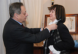 Etty Mulder ontvangt onderscheiding uit handen van de ambassadeur van Frankrijk. Copyright foto: Ambassade de France aux Pays-Bas - Emy Cottet-Dumoulin.